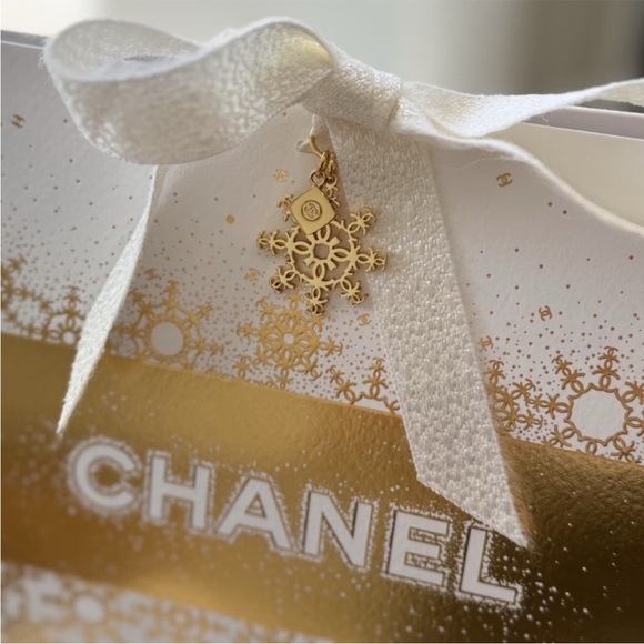CHANEL Accessories - Chanel Beauty Snowflake Charm